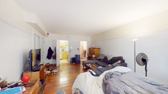 Building Photo - Nice, large studio in a prime location in ... Rental