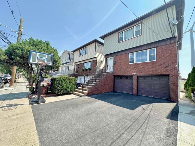 Building Photo - 56 Isabella Ave Unit 2