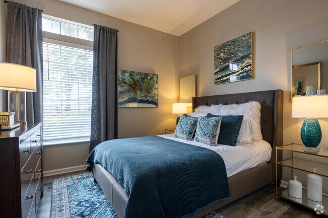 2 BR, 1 BA - 750 SF