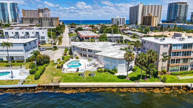Building Photo - 999 N Riverside Dr Unit 3