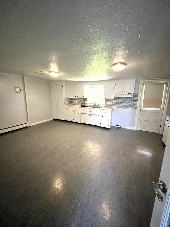 Photo - Spacious 3-Bedroom Farmhouse for Rent – Pe...