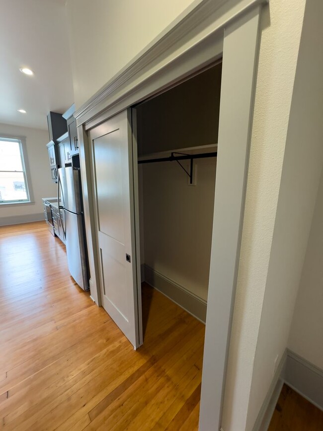 Photo - WINTER SPECIAL - NEWLY RENOVATED DOWNTOWN SALEM STUDIO Unidad 455-206