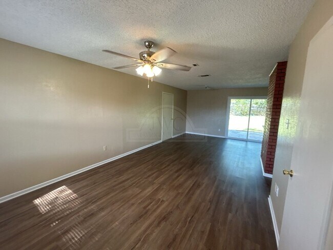 Photo - 607 Spoke Dr