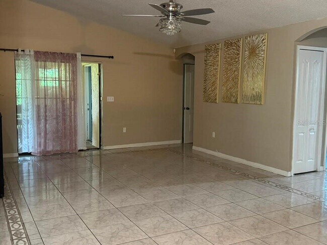 1013 Mayfair Pl