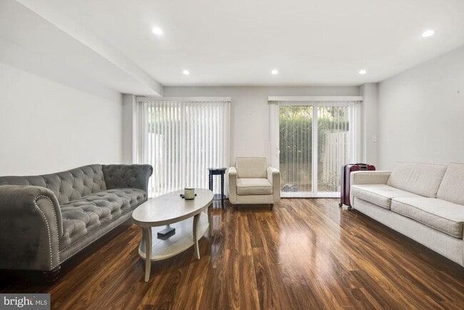 Building Photo - 160 G St SW Rental