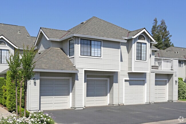 Garajes - Crown Point Condominium