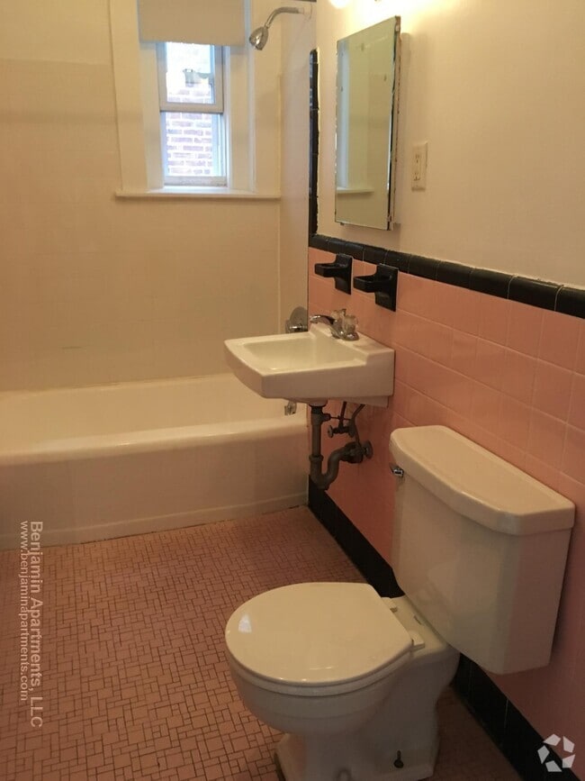 Building Photo - 1489 Beacon St Unit 5 Rental