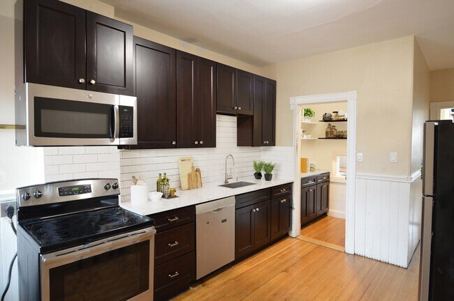 Building Photo - 1805 Beacon St Unit 3