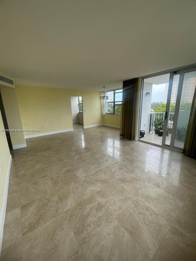 Photo - 1200 NE Miami Gardens Dr Condominio Unidad 413W