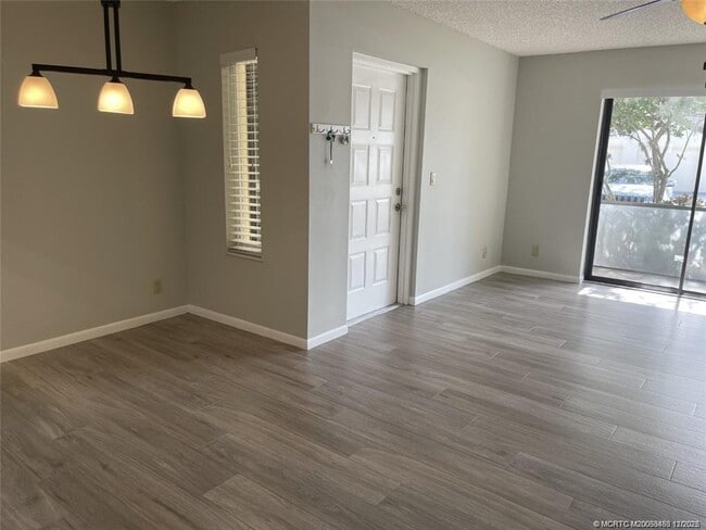 Photo - 2114 SW Silver Pine Way Unidad 121-F1