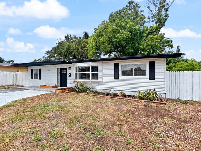 Building Photo - SECTION 8 ACCEPTED! Spacious Updated Home in St. Petersburg with a Large Backyard - 4bed | 2bed