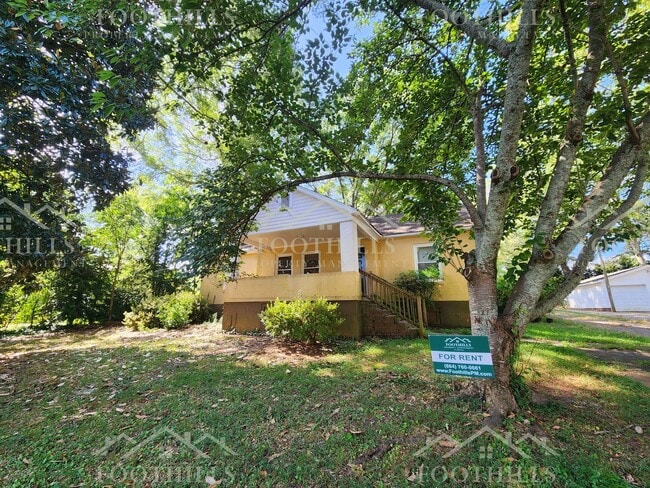 Building Photo - Charming 3-Bed, 2-Bath Home with Screened ...