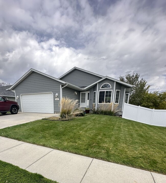 Building Photo - 5 Bed/ 3 Bath/ 2 Car Garage Open Floor Plan Home in Billings Heights