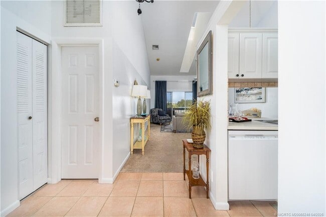 Photo - 1637 NE Nautical Pl Unidad 807