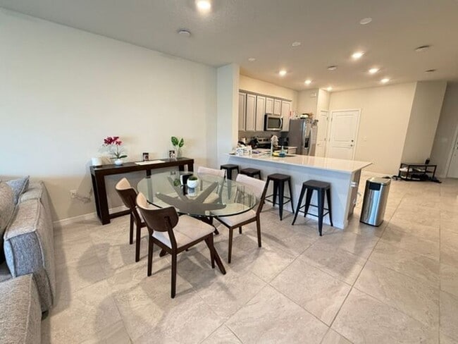 Photo - 3/2.5 Like new Davenport Townhome