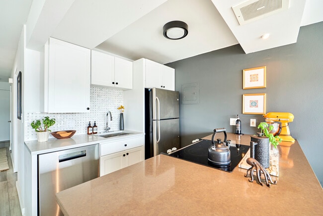 2012 Waverly Pl N