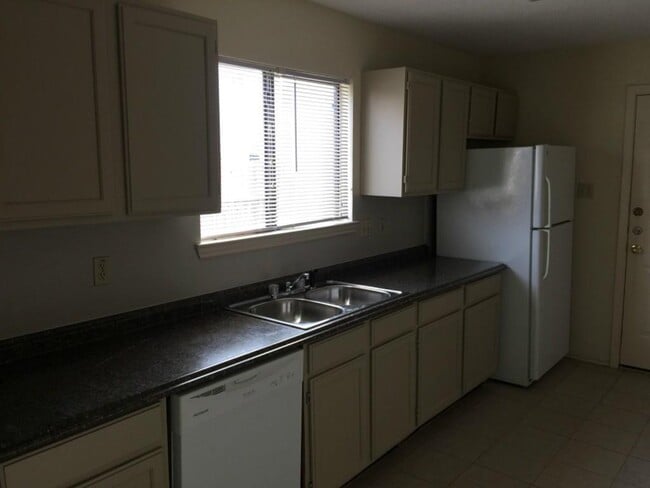 Photo - 607 Luther Dr