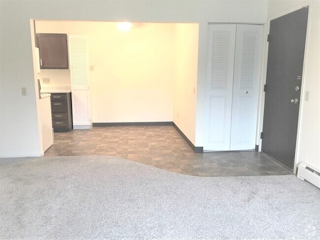 Building Photo - Upper 2 Bedroom 1 Bathroom Unit 425-6 - Upper 2 Bedroom 1 Bath Rental