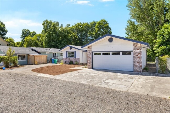 966 S Shasta Ave