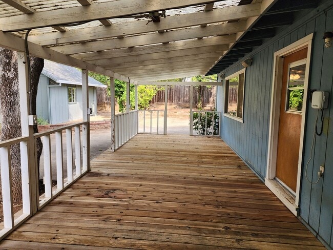 1412 Mistletoe Ln