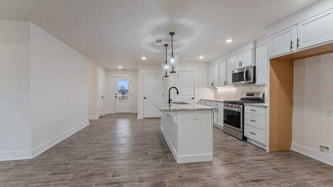 Photo - "Charming 3-Bedroom Retreat with Granite Finishes & Cozy Fireplace in Farmington!"