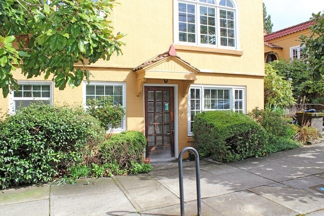 Photo - 3087 SE Ankeny St Unidad 14