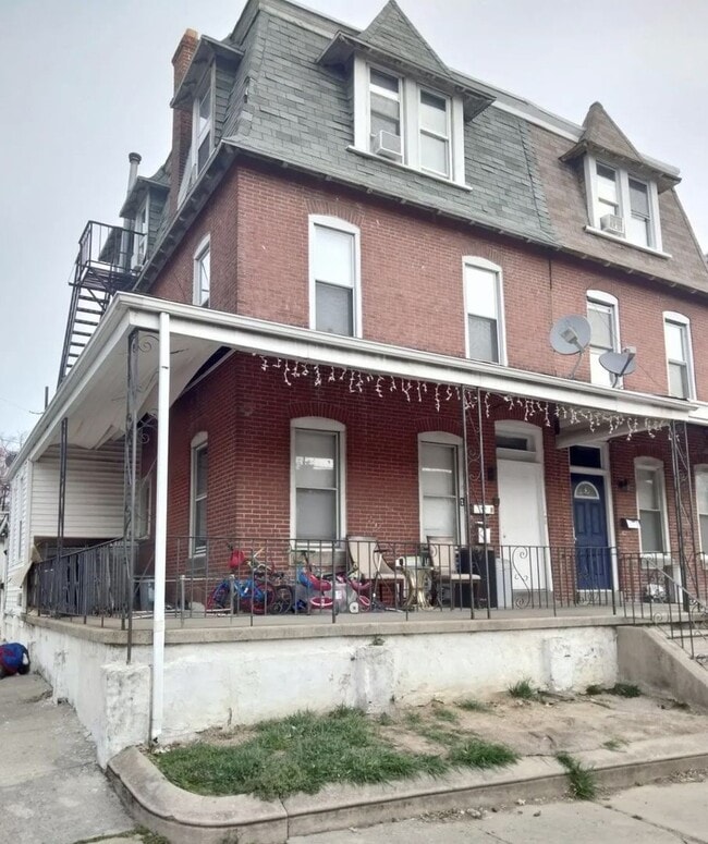 Building Photo - 336 W 8th St Unit Apt. D