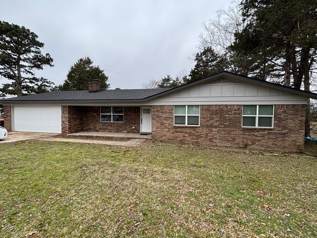 Building Photo - Welcome to this charming 3-bedroom, 2-bathroom home located in the heart of Russellville
