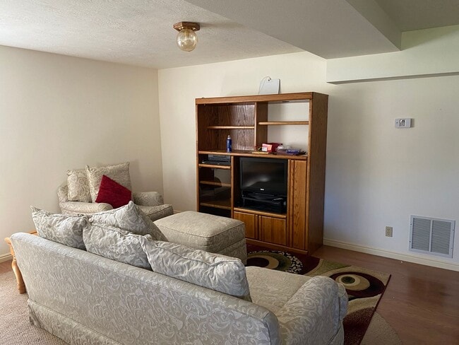 Photo - Cozy 2 Bedroom Lower Apartment - Utilities...