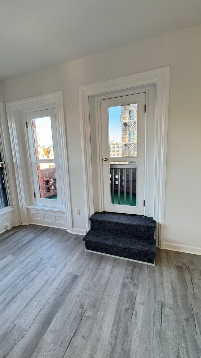 apt 5 Balcony door