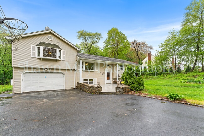 Building Photo - 32 Chatfield Dr Rental