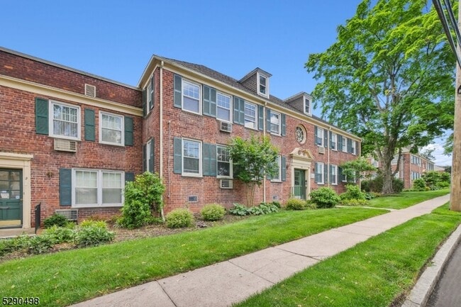 Photo - 176 Millburn Ave Unidad 1005