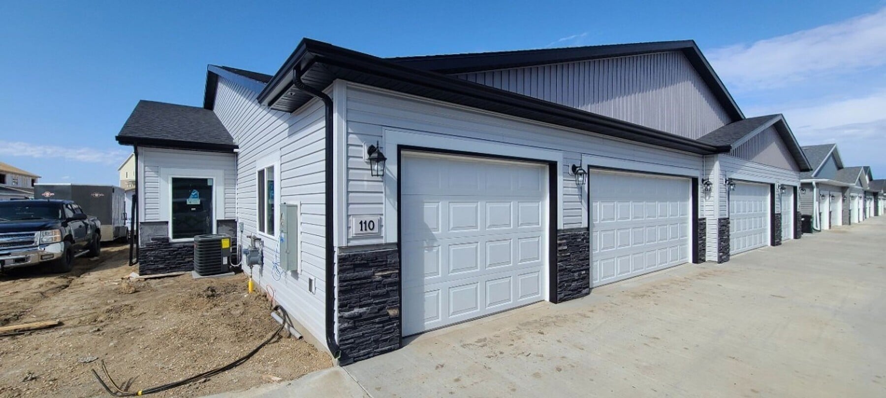 TWIN HOME IN SOUTH BISMARCK W/ HUGE 3 STALL GARAGE - TWIN HOME IN SOUTH BISMARCK W/ HUGE 3 STALL GARAGE