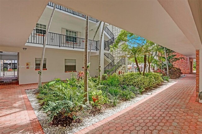 Building Photo - 2500 NE 9th St Unit 111 Rental