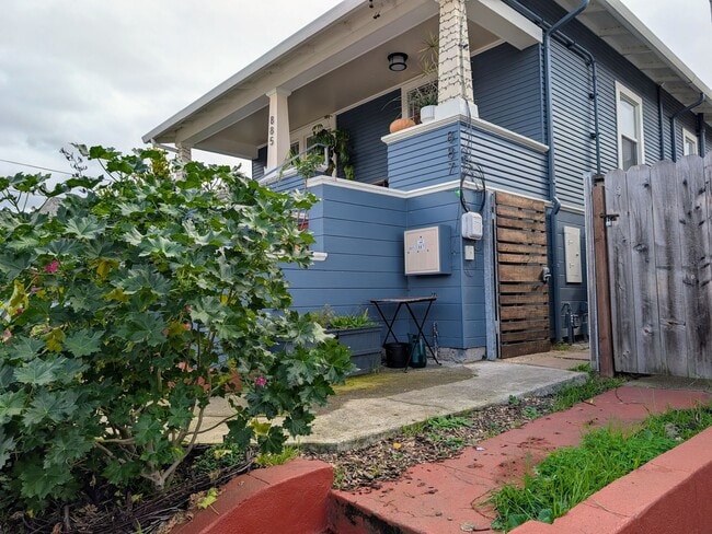 Photo - Charming remodeled garden flat with laundry Unit 887