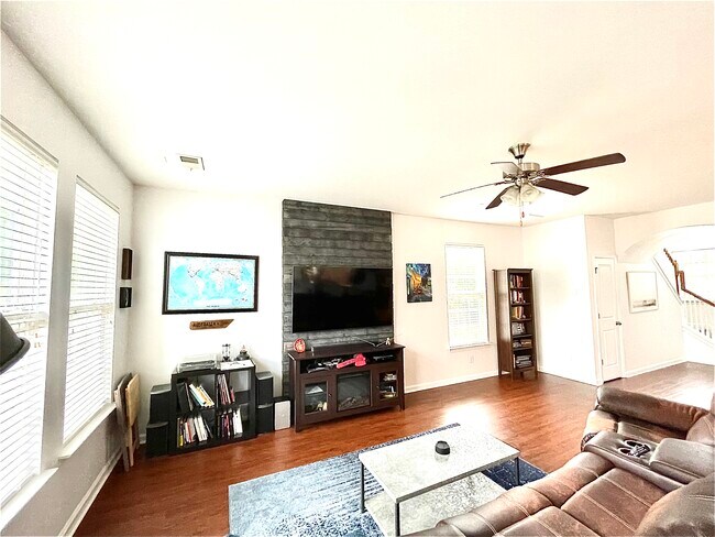 Photo - 193 Old Pond Cir