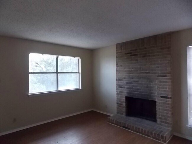 Photo - 8104 Dunn St