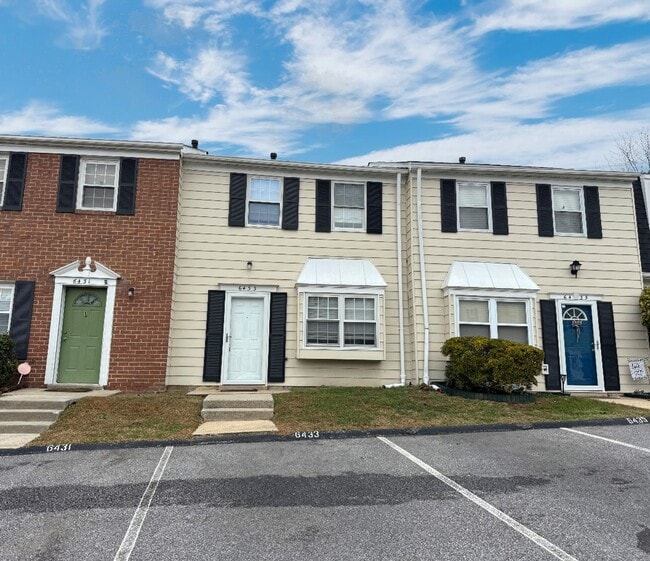Building Photo - Lovely 3 BR/1.5 BA Townhome in Glen Burnie!