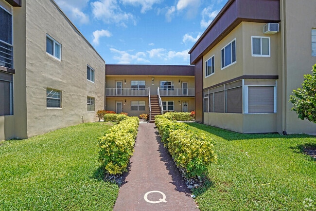 Building Photo - 810 Burgundy St Unit Q Rental