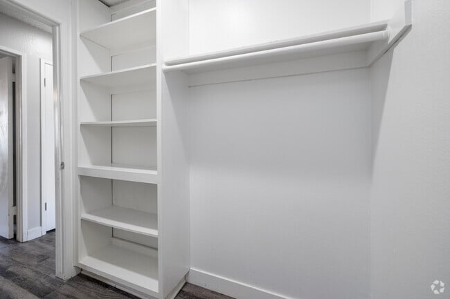 1BR, 1BA - 686SF - Large Closet