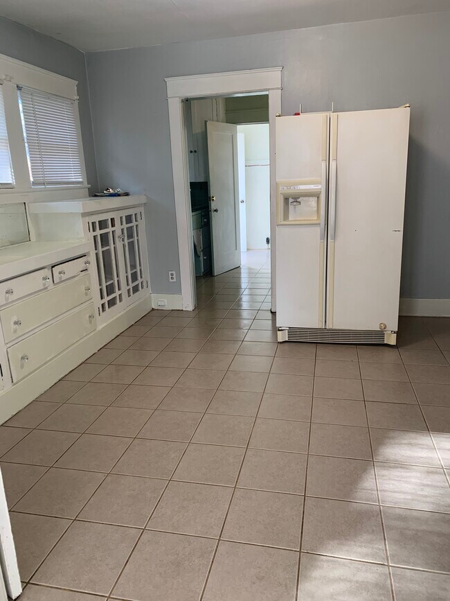 Dining area - 237 W 23rd St Unit 237
