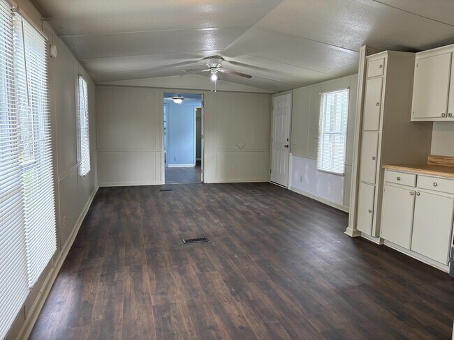 Photo - 908 Salters St
