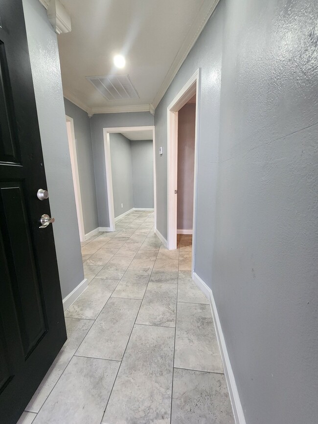 Photo - 418 E 1st St