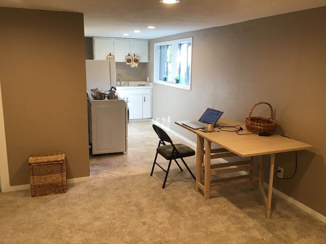 Work table with kitchen view. - 17405 Ashworth Ave N Unidad 17405 Ashworth Avenue North Shoreline WA