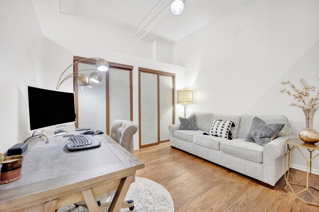 Photo - 360 W Illinois St Unidad 7E