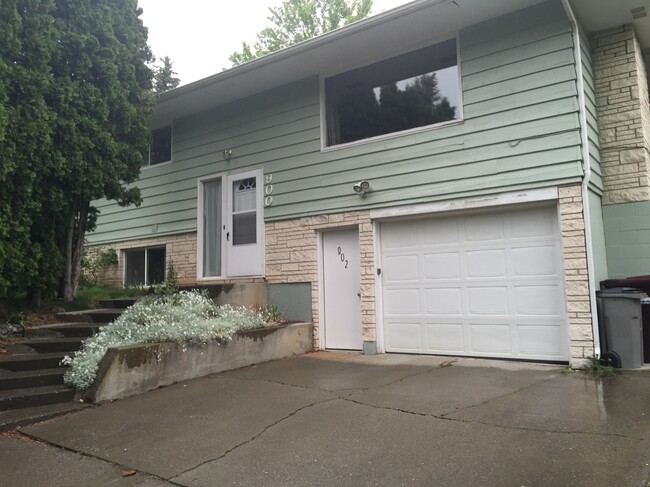 Building Photo - 900 SW City View St Unit 1
