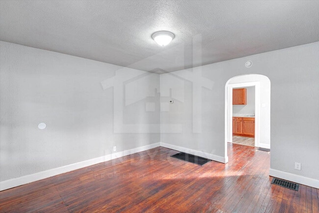 Photo - 3209 W 10th St