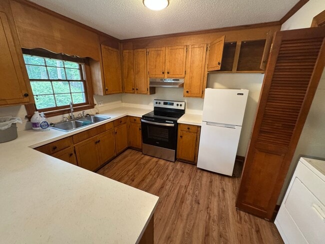 Photo - Spacious Rooms, Deck and Detached Garage /...