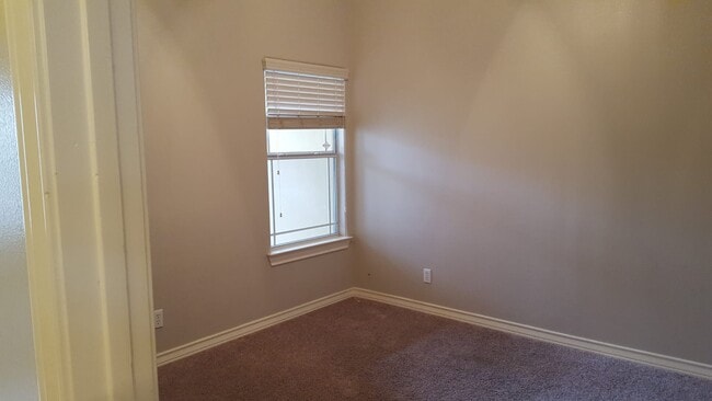 Photo - 722 Wellington Ave