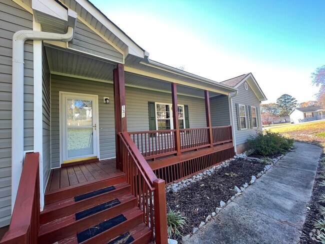 Building Photo - Beautiful 3 Bed/2 Bath Home in Seneca!